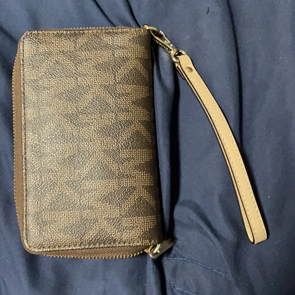 Michael Kors wristlet/wallet - Picture 5 of 9